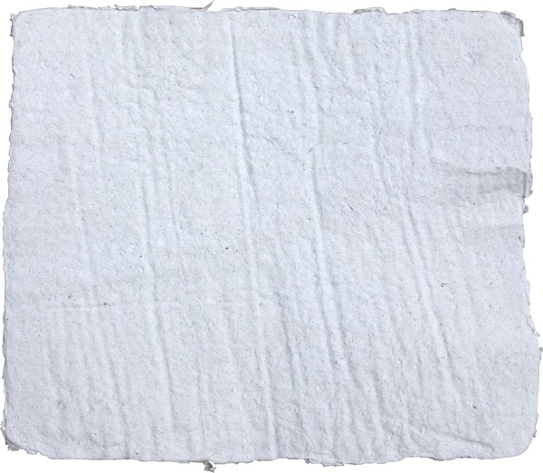 Das Bild zeigt ein Papierobjekt. Es handelt sich ausschließlich um ein hellgraues Stück offensichtlich per Hand geschöpfptes Papier, das keine geraden Ecken und Kanten hat und Falten in der Mitte aufweist.