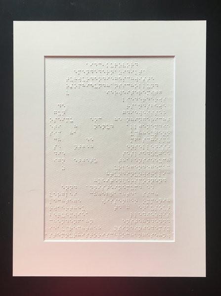 Das Bild zeigt einen weißen in einem weißen Passepartout eingefassten Prägedruck. Die Prägungen sind lediglich Punkte, die abstrakt und schwach zu erkennen das Portrait einer Frau andeuten. Bei genauerer Betrachtung erkennt man ein im kollektiven Gedächtnis vorhandenes Foto der Widerstandskämpferin Sophie Scholl.