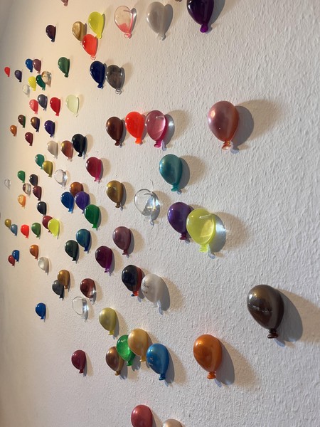 Das Bild zeigt die Wand mit den Luftballons von der Seite und in Nahaufnahme.