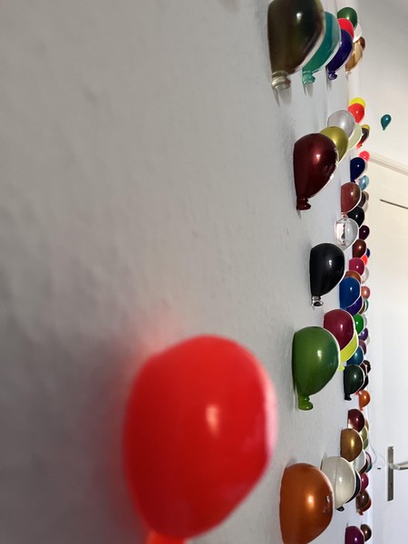 Das Bild zeigt die Wand mit den Luftballons von der Seite und in Nahaufnahme aus einem anderen Winkel.