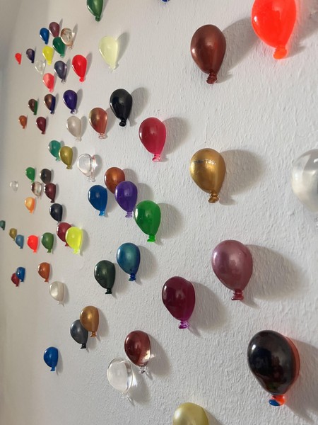 Das Bild zeigt die Wand mit den Luftballons von der Seite und in Nahaufnahme.