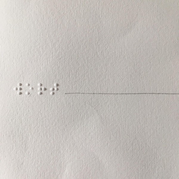 Das Bild zeigt eine Detailaufnahme des Bildes, konkret den linken Teil. Die Prägepunkte lassen nun Braillebuchstaben erkennen, die das Wort: WORT bilden.