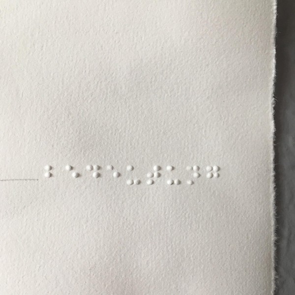 Das Bild zeigt eine Detailaufnahme des Bildes, konkret den rechten Teil. Die Prägepunkte lassen nun Braillebuchstaben erkennen, die das Wort: BEDEUTUNG bilden.