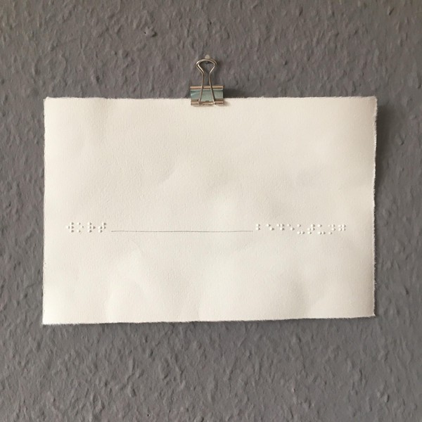 Das Bild zeigt einen Prägedruck an einer grauen Wand mit Grafikklemme befestigt. Lediglich horizontal in der Mitte befinden sich auf dem weißen Blatt links und rechts geprägte Punkte die mit einer zarten Bleistiftlinie verbunden sind.